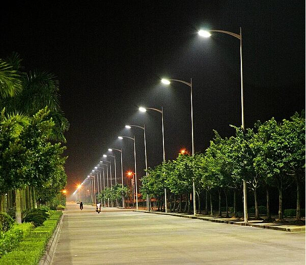 The remaining 120,000 street lights in Kaohsiung will be replaced with energy-saving LED street lights
